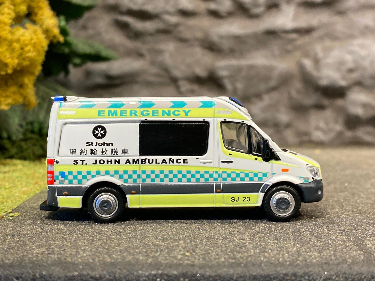 Skala 1/64 Mercedes Benz Sprinter Ambulans St John's fr Tiny Toys