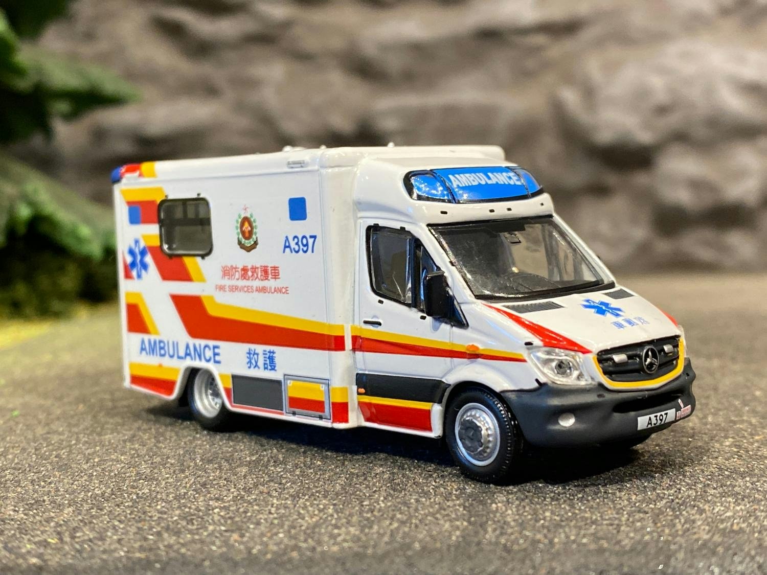 Skala 1/64 Mercedes Benz Sprinter Ambulans fr Tiny Toys