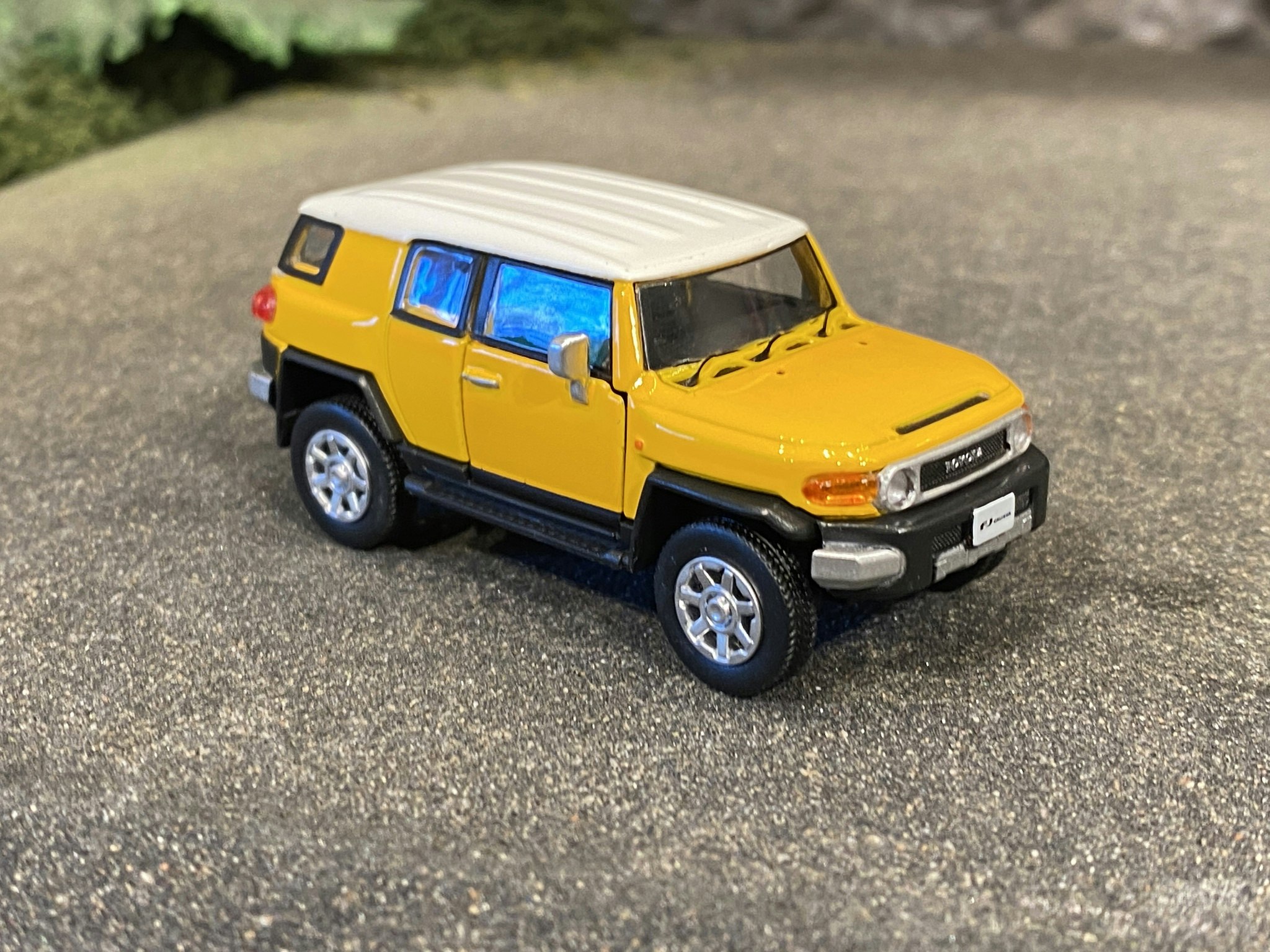 Skala 1/64 Toyota FJ Cruiser, Gul - fr DM Diecast Masters BM Creations