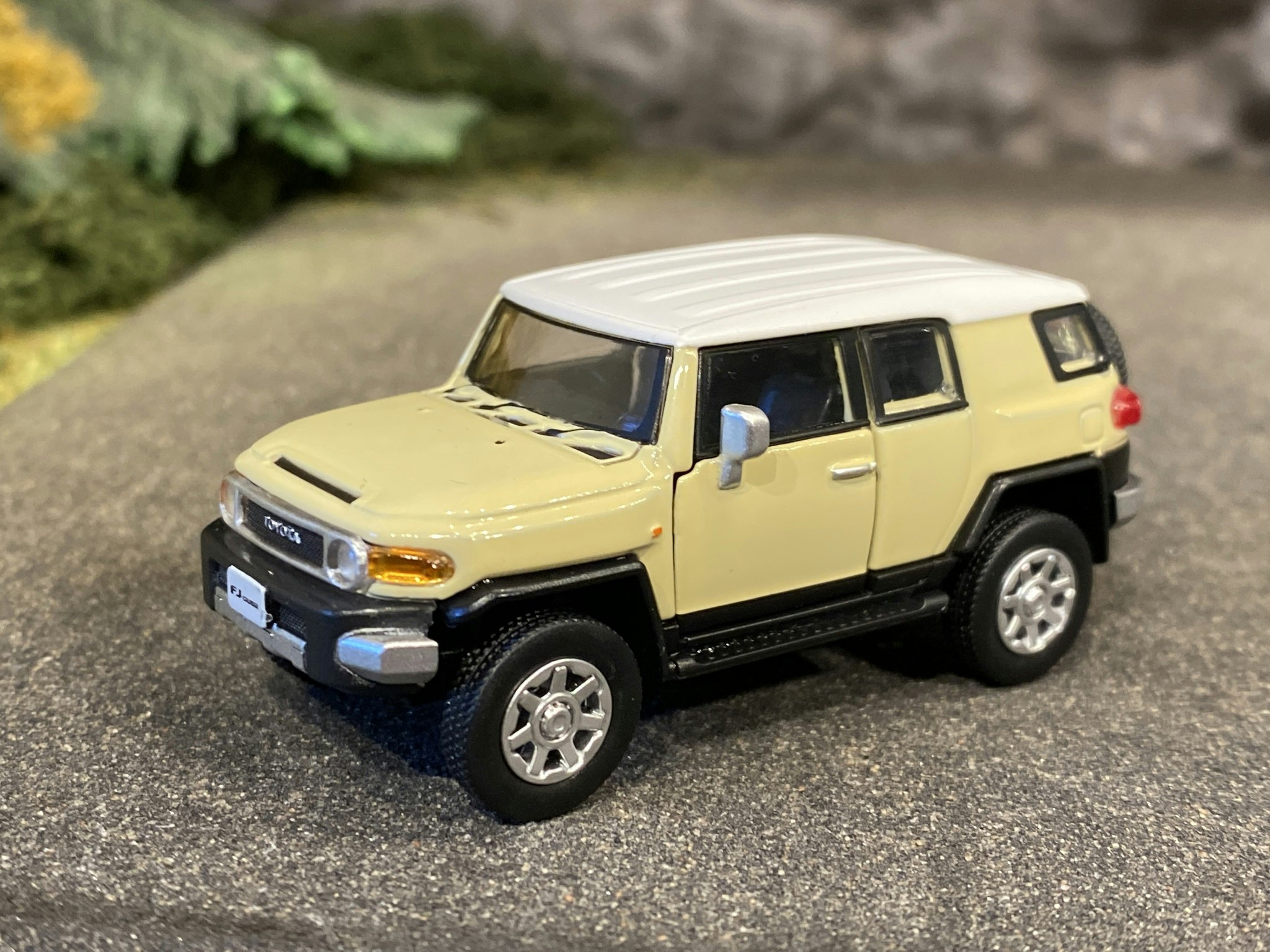 Skala 1/64 Toyota FJ Cruiser, Beige - fr DM Diecast Masters BM Creations