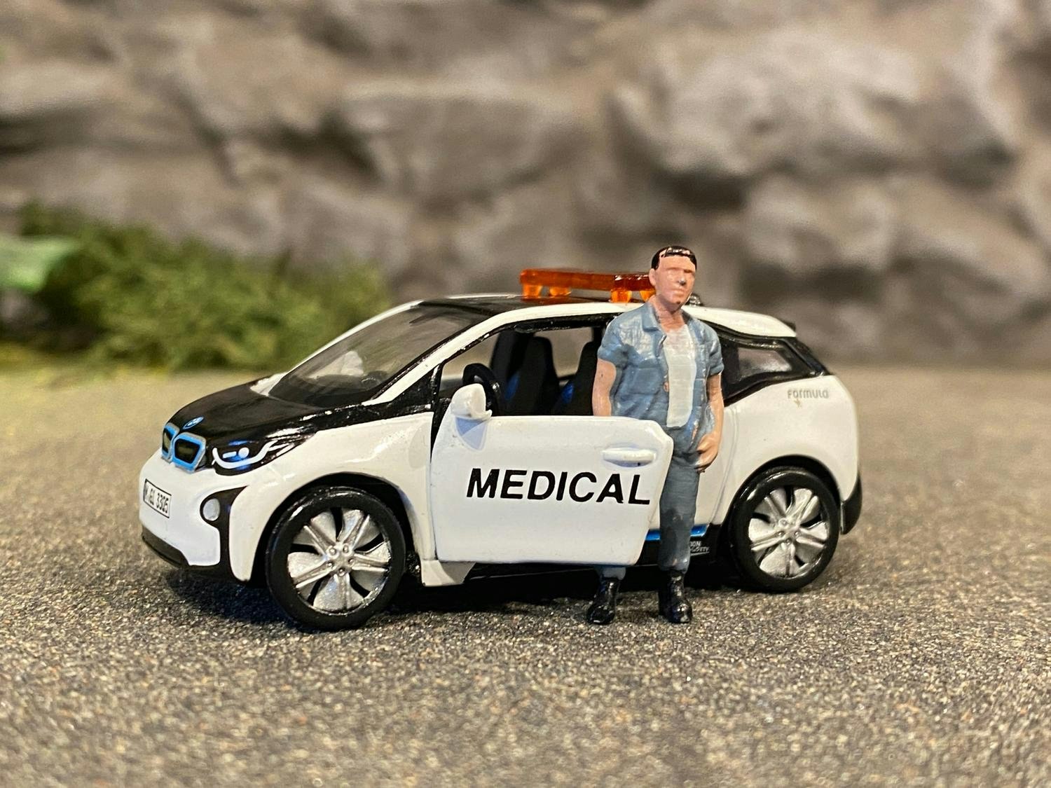 Skala 1/64 BMW i3 Medical Car fr Tiny Toys