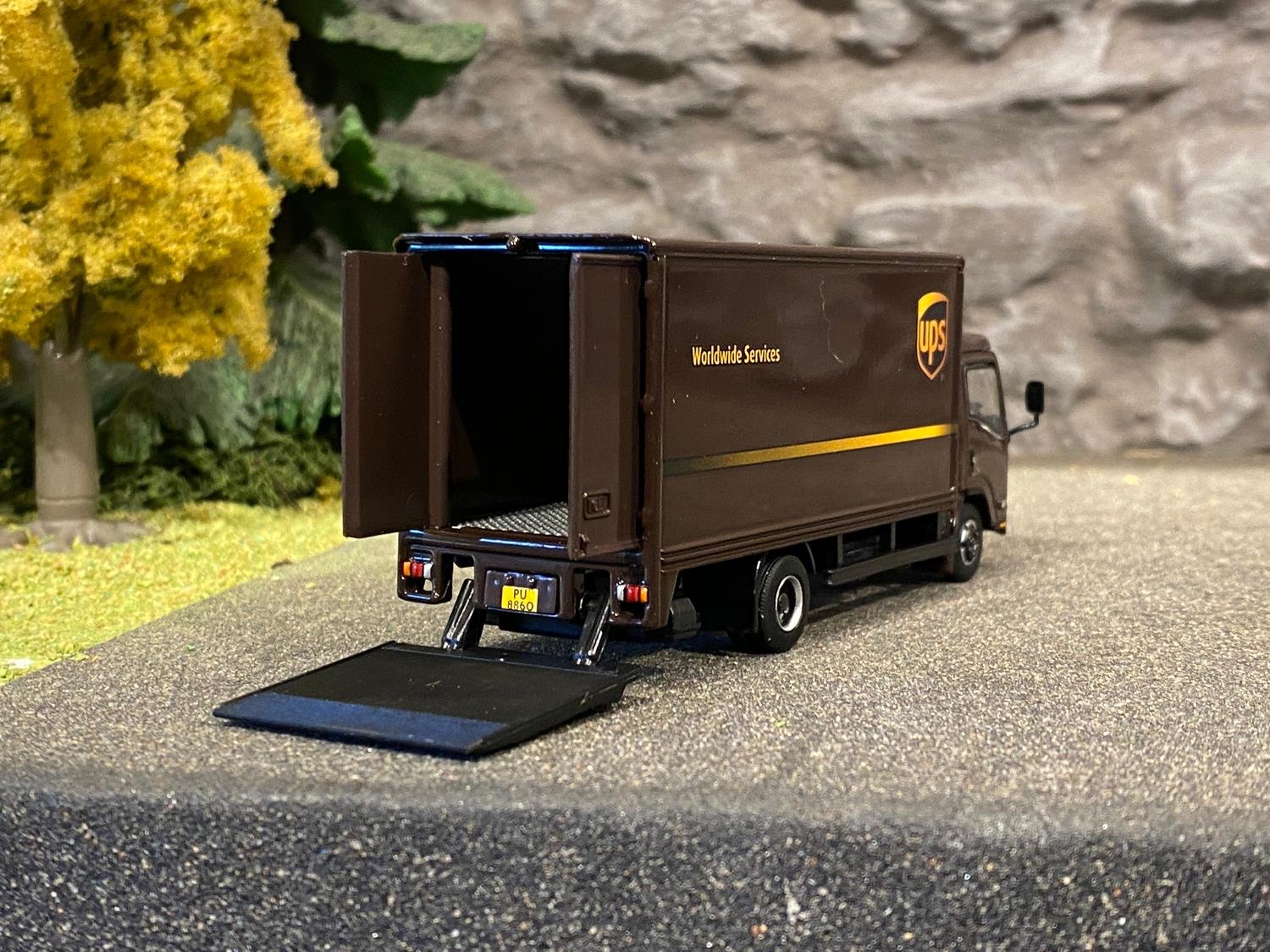 Skala 1/64 Isuzu N Series Box Lorry UPS brun fr Tiny Toys