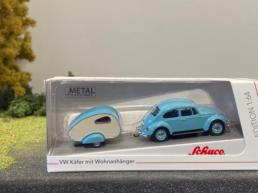 Skala 1/64 Volkswagen Bubbla Typ 1 (Käfer) med husvagn från Schuco