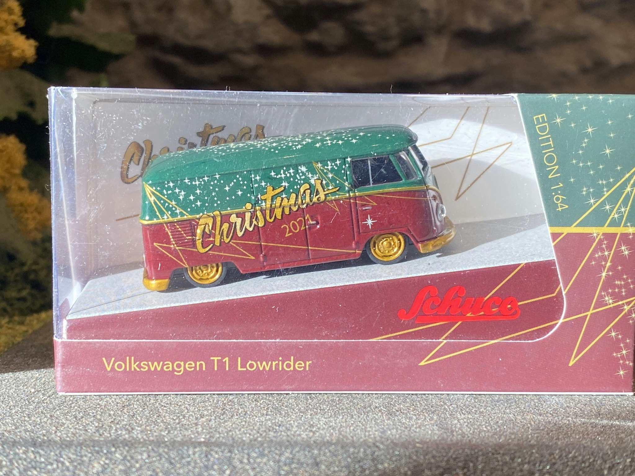 Skala 1/64 Volkswagen T1 Lowrider "Christmas 2021" från Schuco