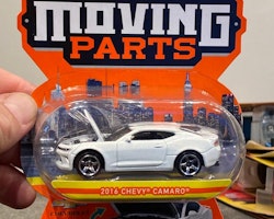 Skala 1/64 Matchbox "Moving Parts": 2016 Chevy Camaro Pärlemovit metallic