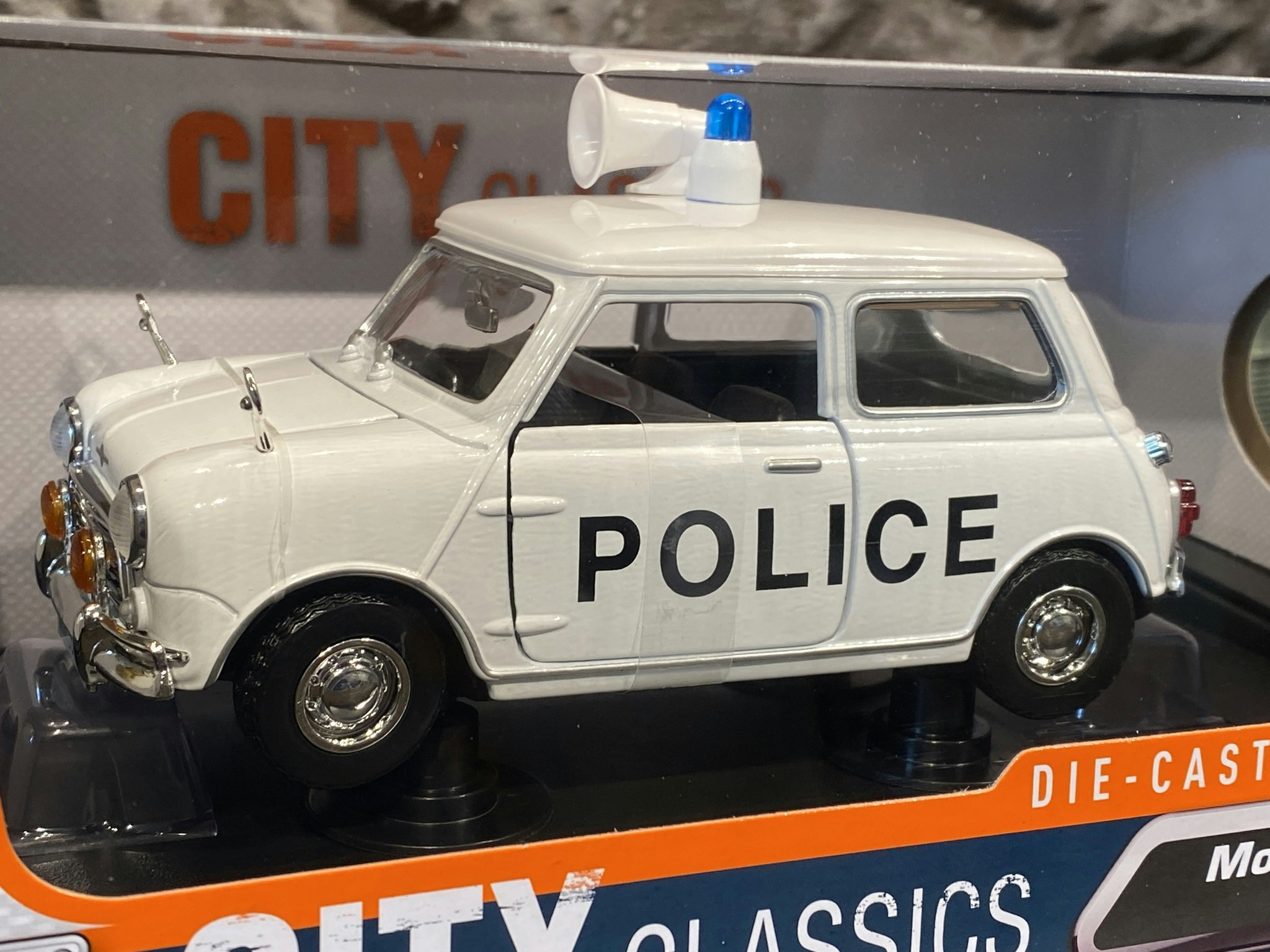 Skala 1/18 Morris Mini Cooper 1961-67 Police fr MotorMax