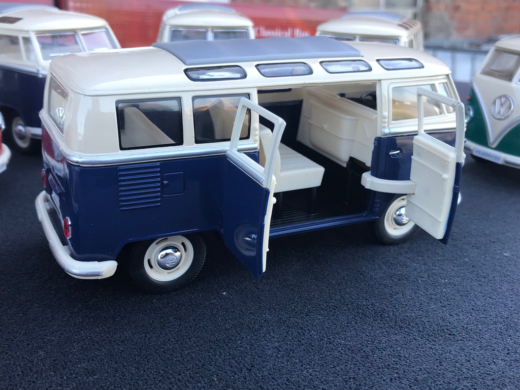 Skala 1/24 Våra Megasuccèsäljare: Blå Volkswagen Buss Typ 2, T1 62' fr Kinsmart