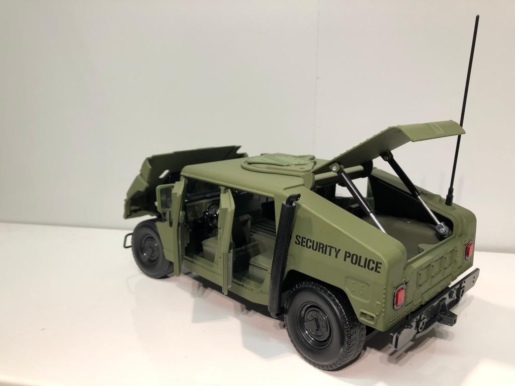 Humvee HMMWV R2  "The Freedom Brigade"' i skala 1/18 fr Auto World