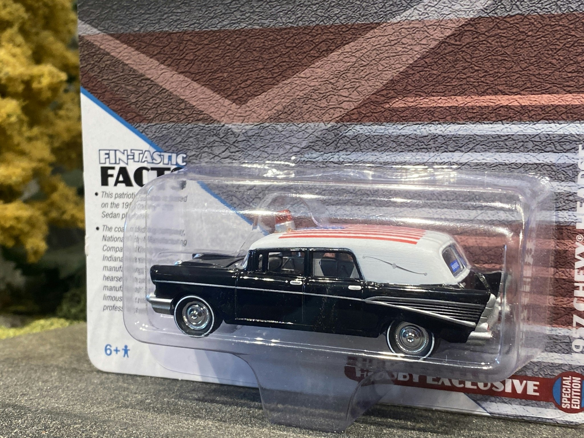 Skala 1/64 Elegant Chevrolet Hearse 57' Begravningsbil f Johnny Lightning
