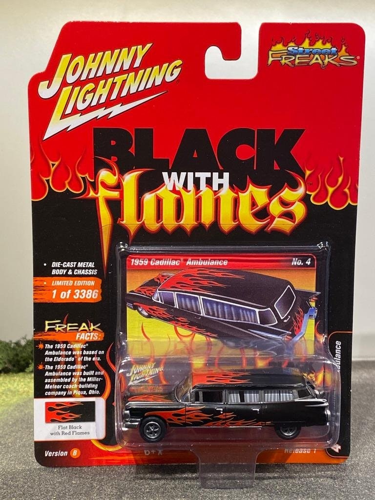 Skala 1/64 Cadillac Ambulance 59' m Flames fr Johnny Lightning - Street Freaks