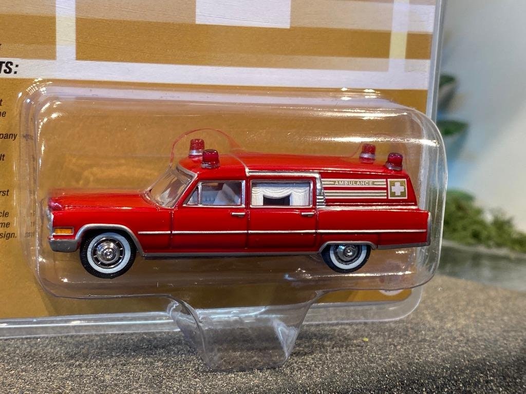 Skala 1/64 1966 Cadillac Ambulance f Johnny Lightning