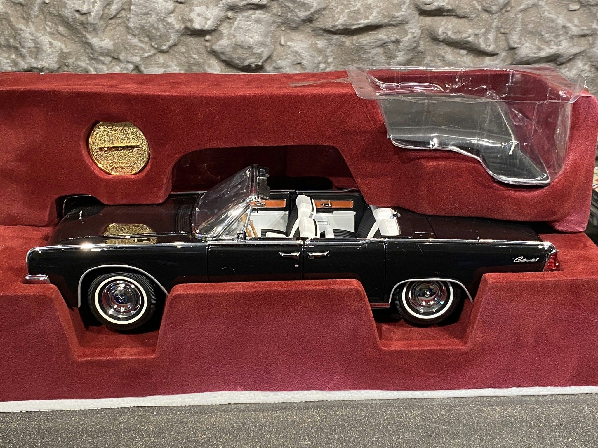 Skala 1/18 Lincoln Continental Conv. 1961' m 24k Guldplakett fr Signature Road