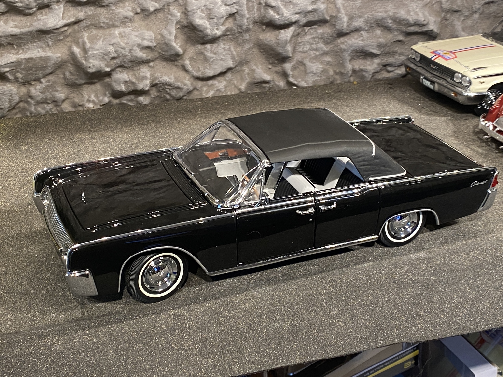 Skala 1/18 Lincoln Continental Conv. 1961' m 24k Guldplakett fr Signature Road