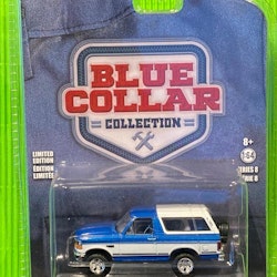 Skala 1/64 Ford Bronco XLT 92' "Blue Collar" från Greenlight