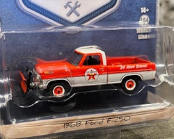 Skala 1/64 Ford F-250 68' Texaco med plog-blad "Blue Collar" från Greenlight