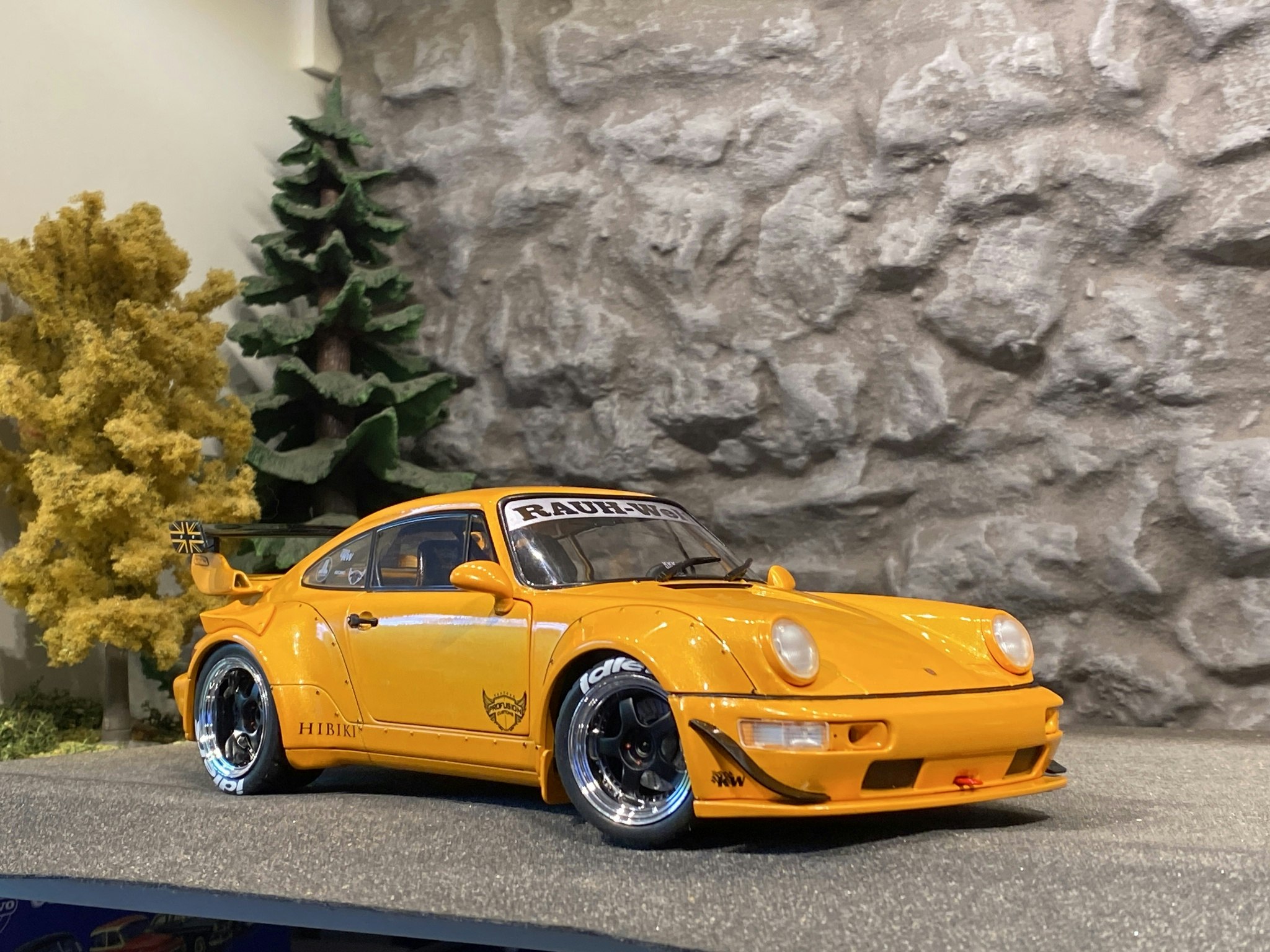 Skala 1/18 Ljuvlig Porsche 911 RWB Hibiki från Solido