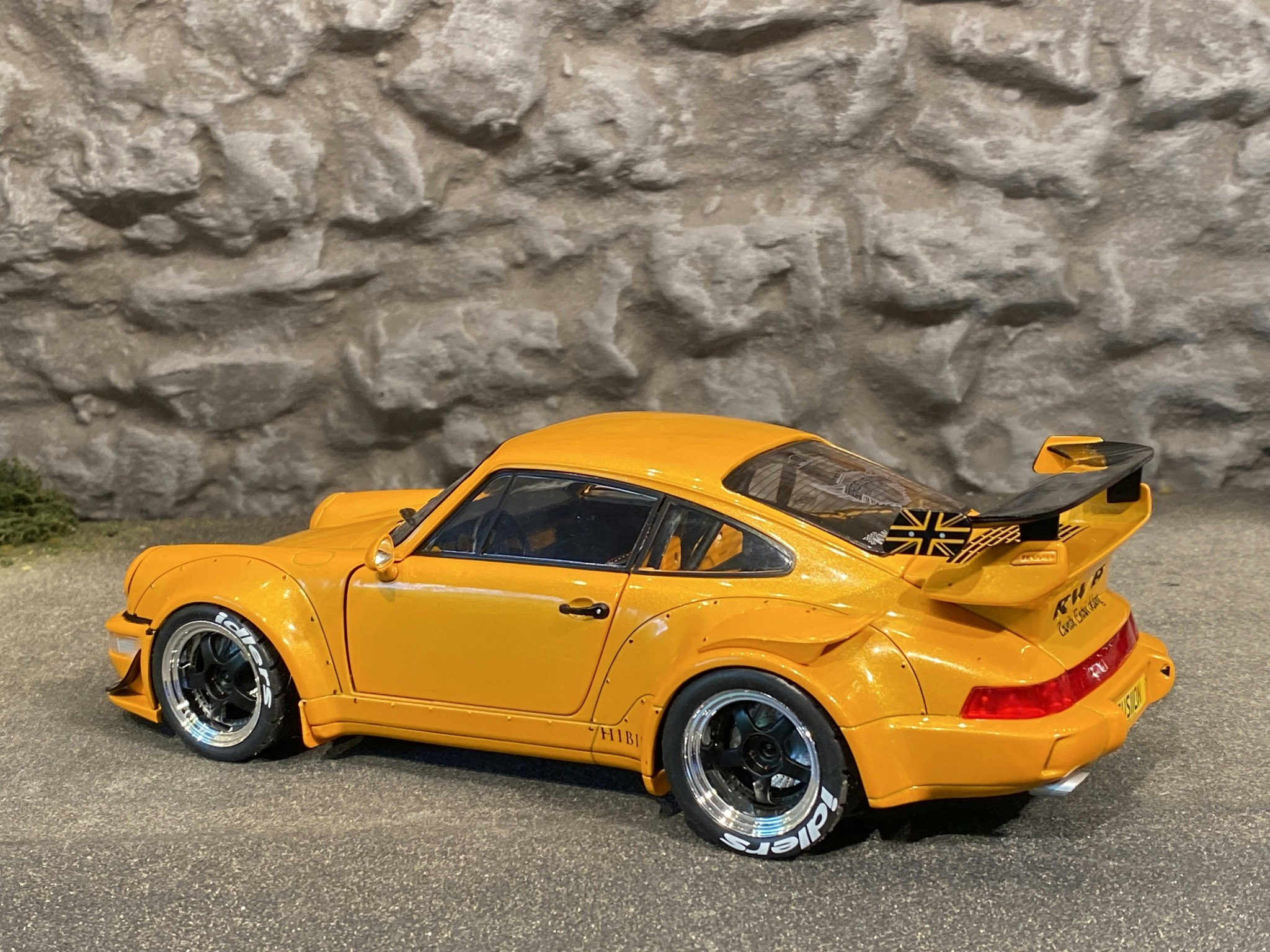 Skala 1/18 Ljuvlig Porsche 911 RWB Hibiki från Solido