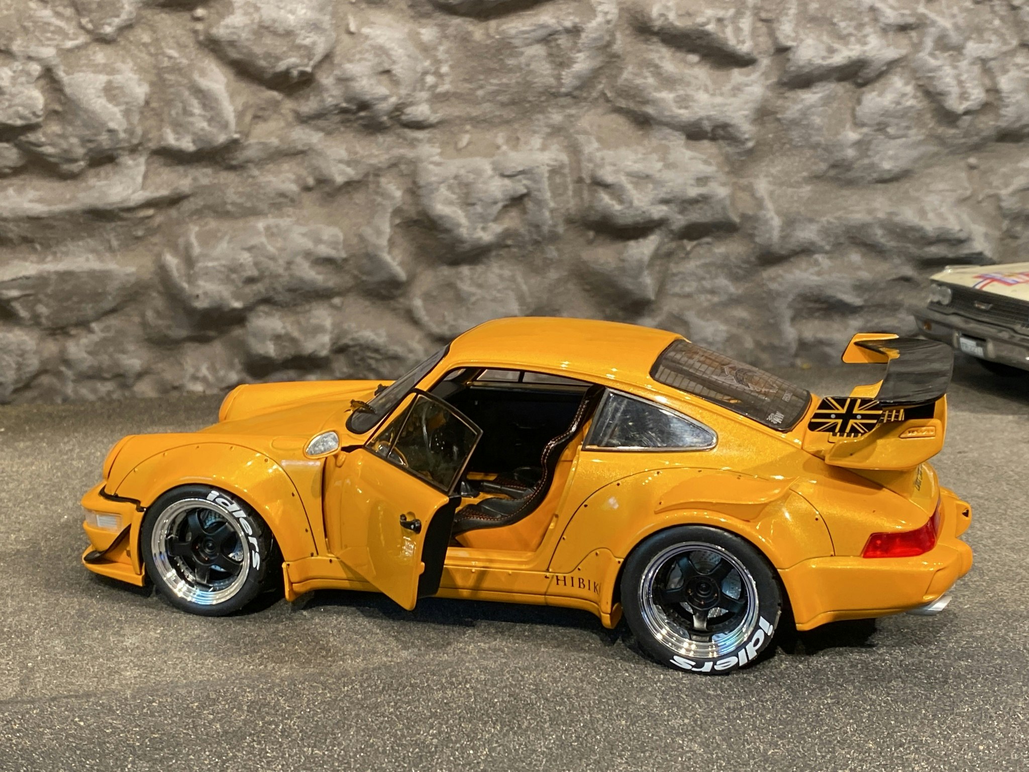 Skala 1/18 Ljuvlig Porsche 911 RWB Hibiki från Solido