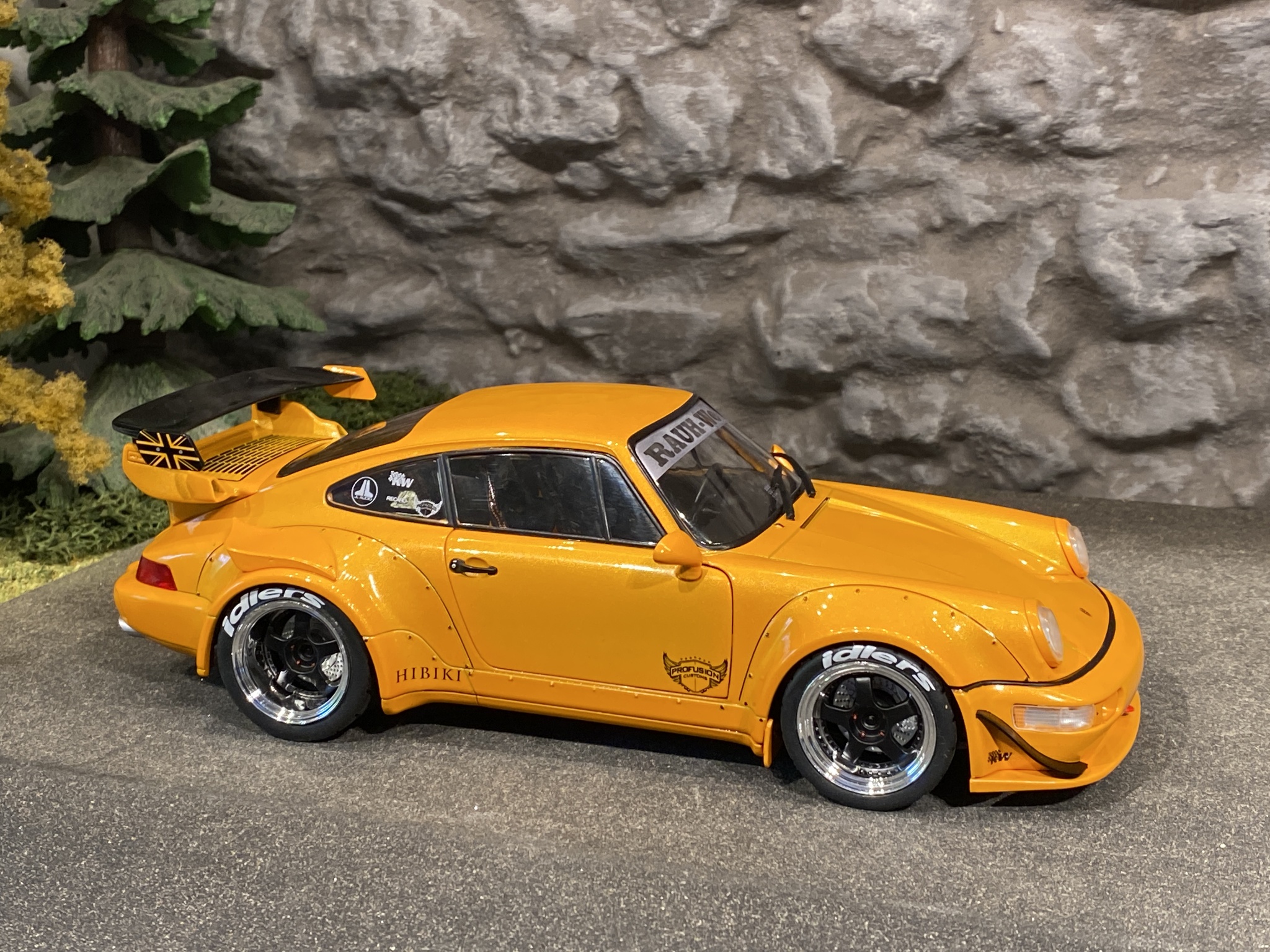 Skala 1/18 Ljuvlig Porsche 911 RWB Hibiki från Solido