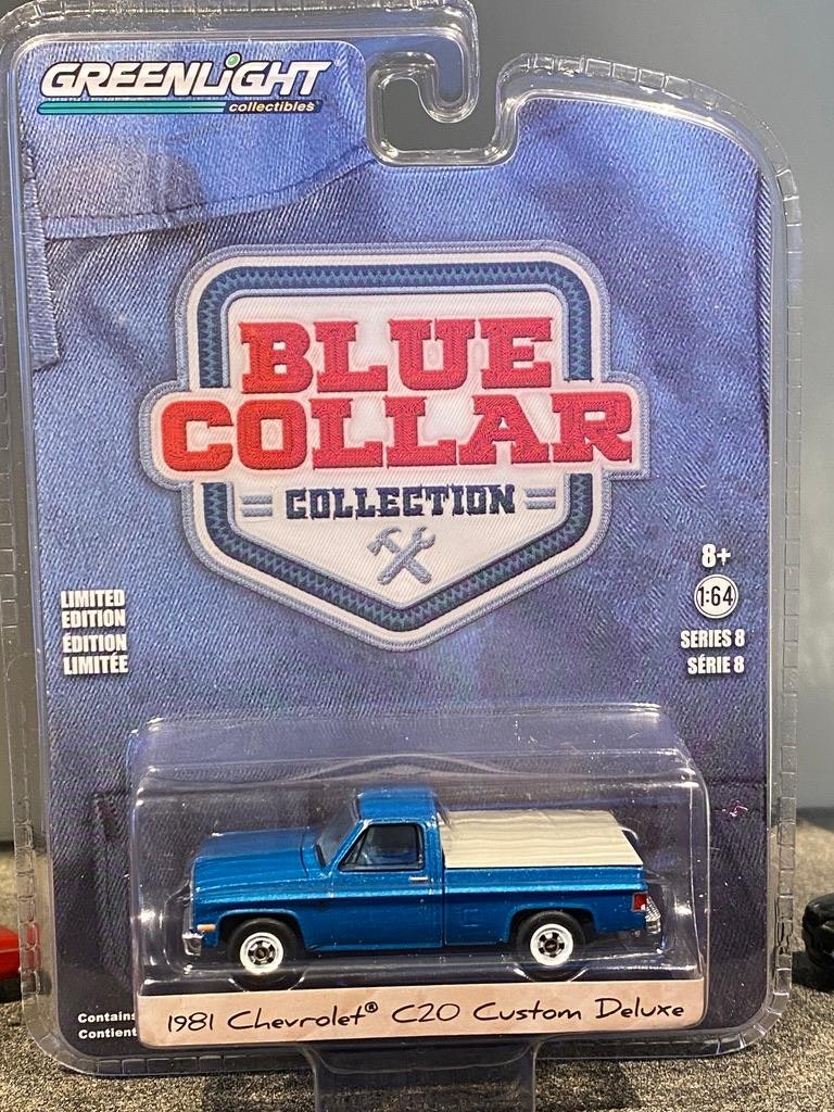 Skala 1/64 Chevrolet C20 Custom Deluxe 81' "Blue Collar" från Greenlight