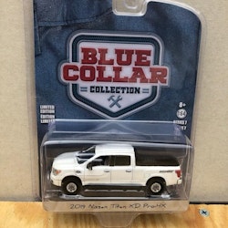 Skala 1/64 Nissan Titan XD Pro4X 19' "Blue Collar" från Greenlight