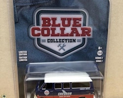 Skala 1/64 Ford Club Wagon 70' "CHEVRON" "Blue Collar" från Greenlight