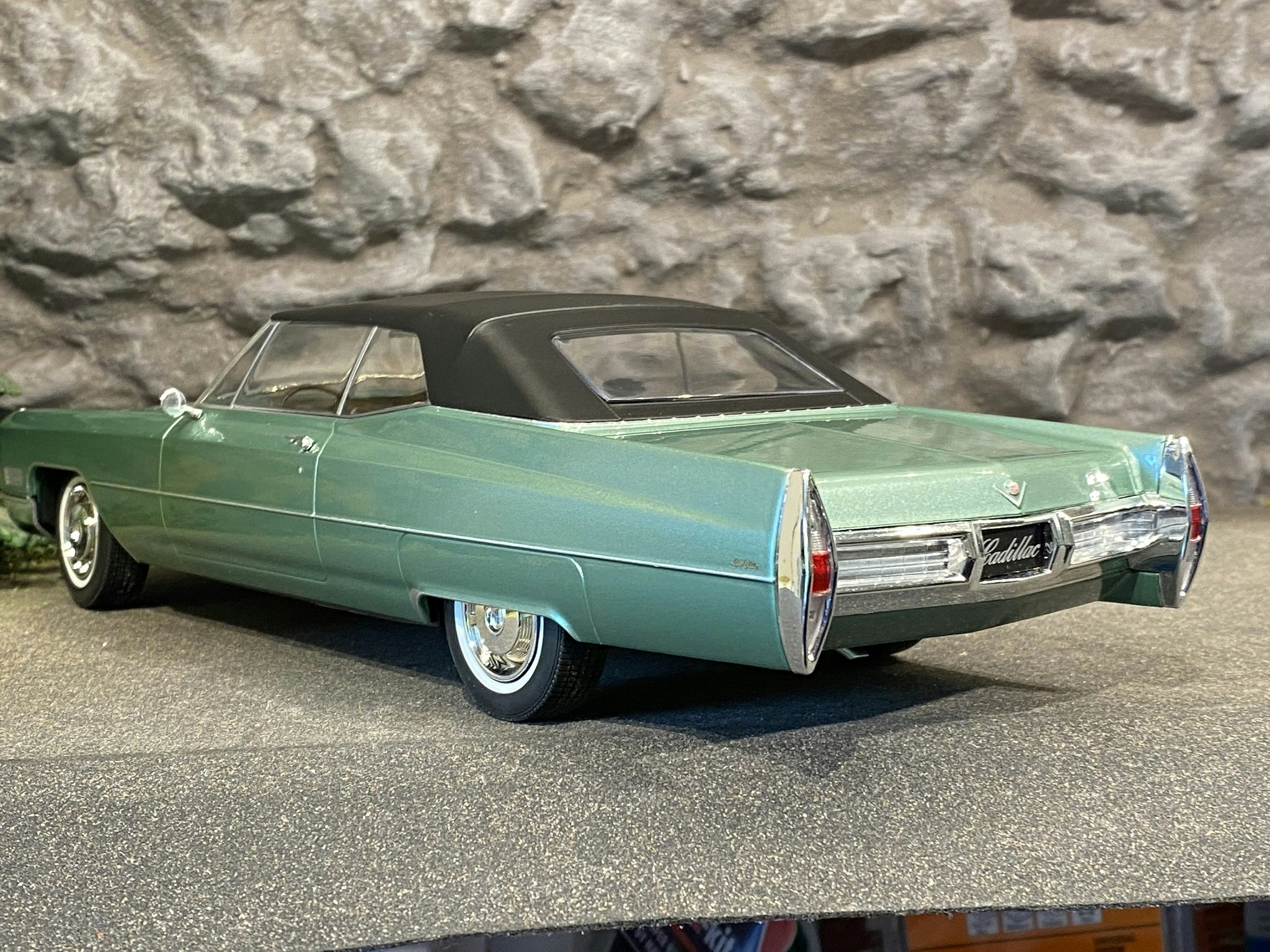 Skala 1/18 1968 Cadillac DeVille Softtop, Ljusgrön metallic fr KK-scale