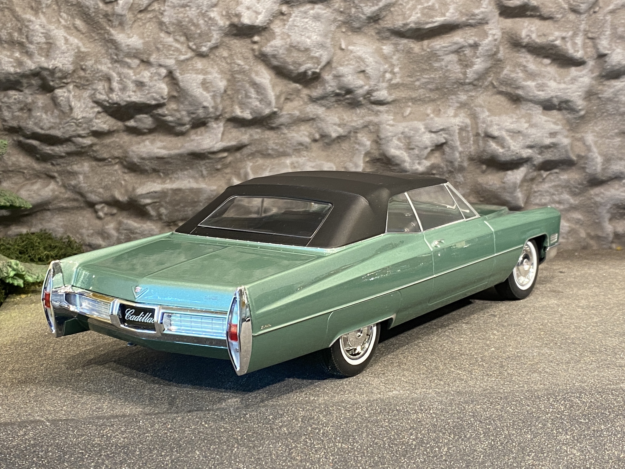 Skala 1/18 1968 Cadillac DeVille Softtop, Ljusgrön metallic fr KK-scale