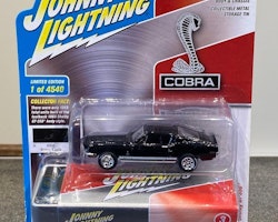 Skala 1/64 Shelby GT-350 68' m metallbox "Cobra" fr Johnny Lightning