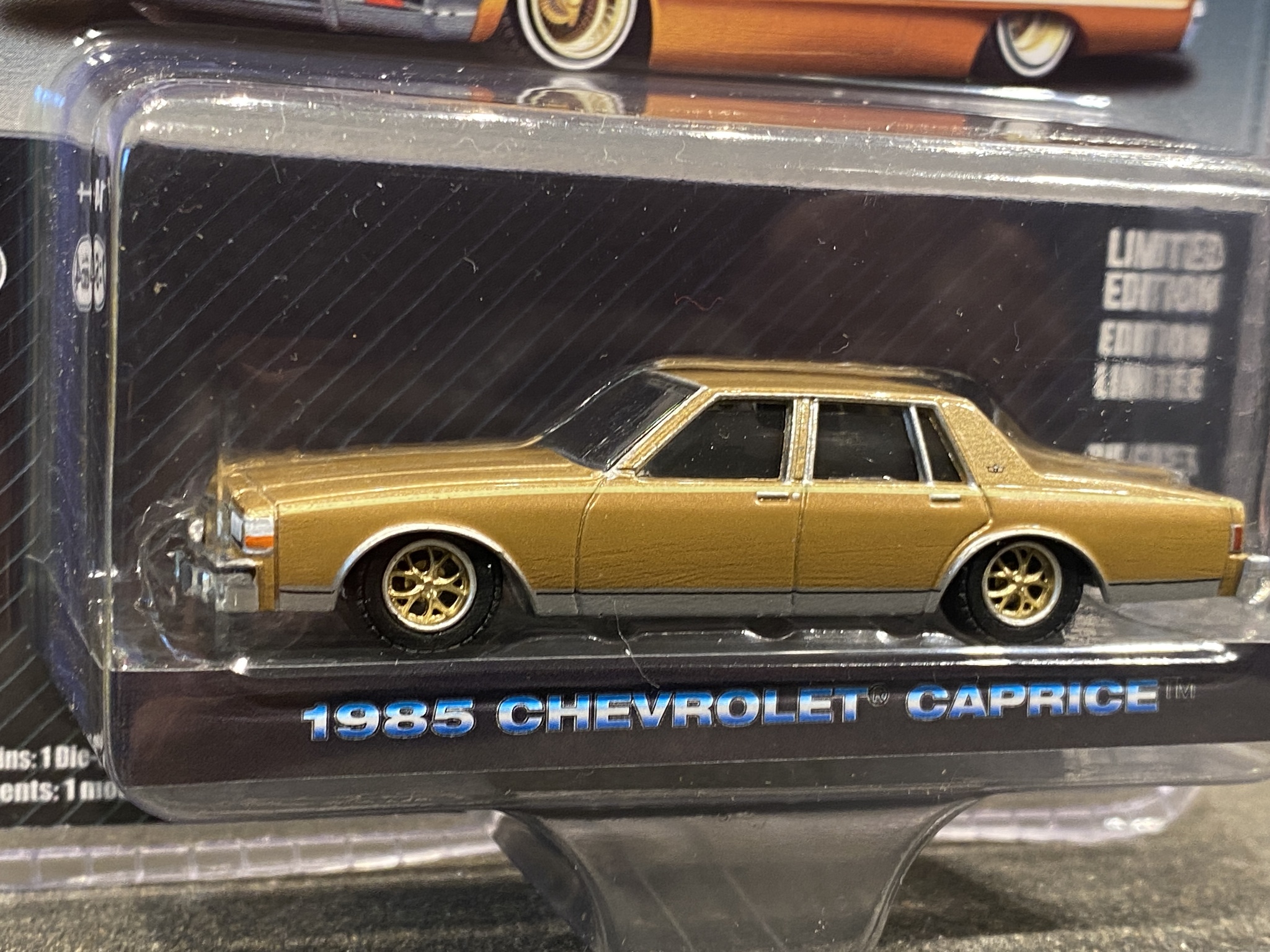 Skala 1/64 Chevrolet Caprice 85' "California LowRiders" guld från Greenlight
