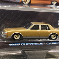 Skala 1/64 Chevrolet Caprice 87' "California LowRiders" guld från Greenlight