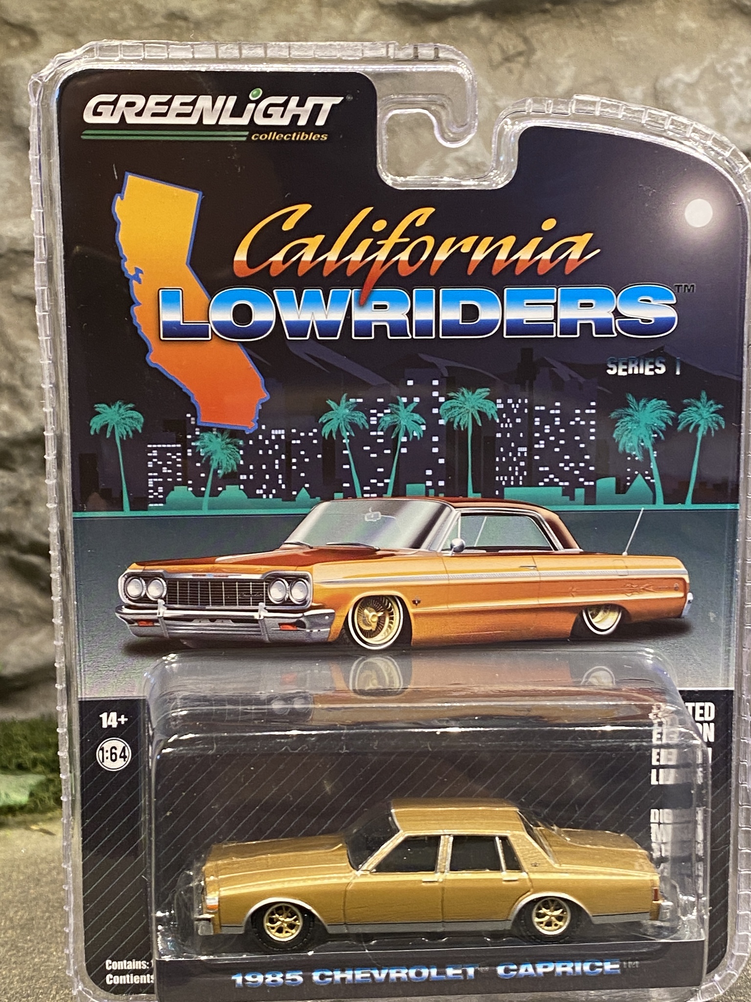 Skala 1/64 Chevrolet Caprice 85' "California LowRiders" guld från Greenlight