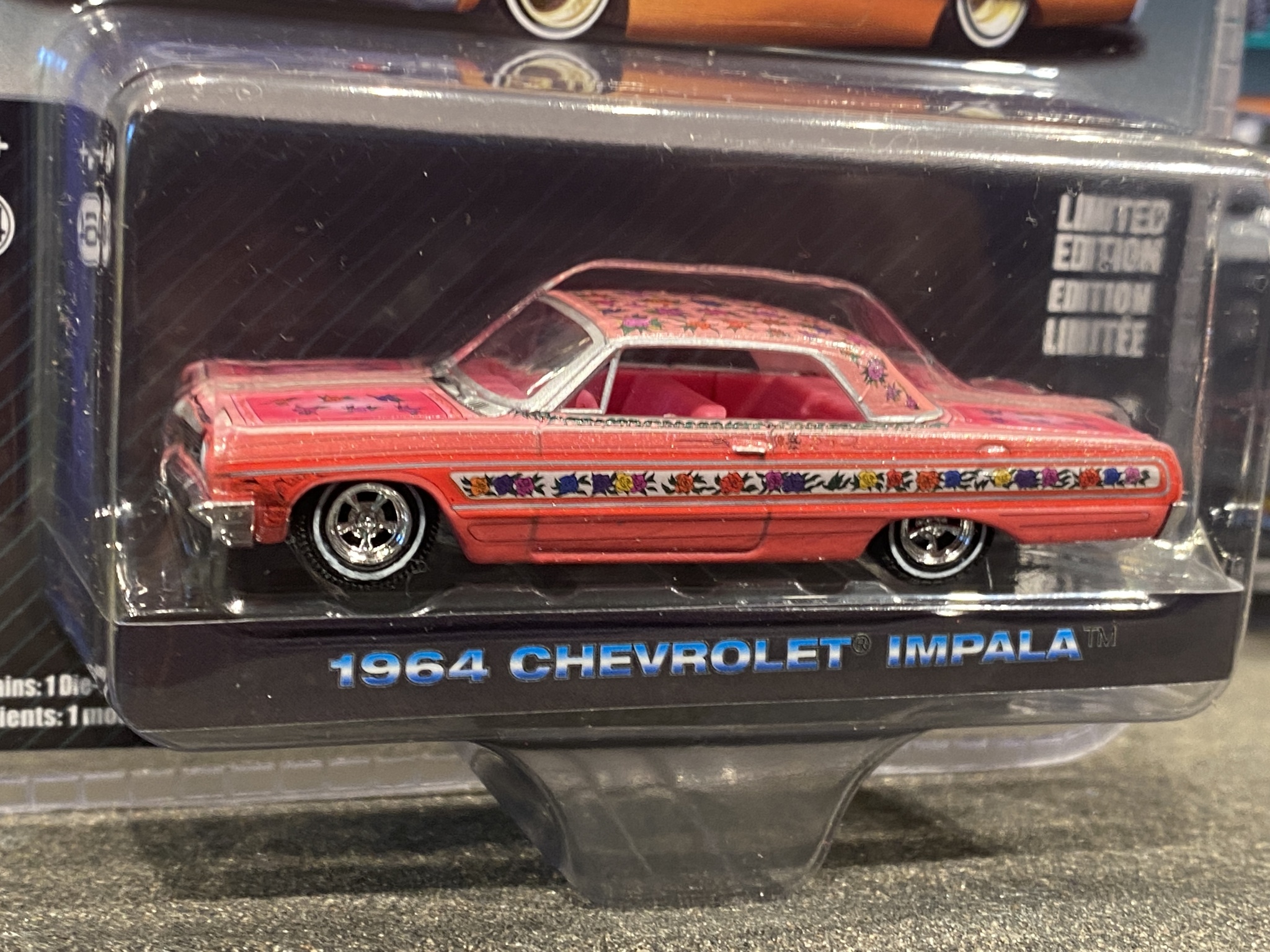 Skala 1/64 Chevrolet Impala 64' "California LowRiders" rosa från Greenlight