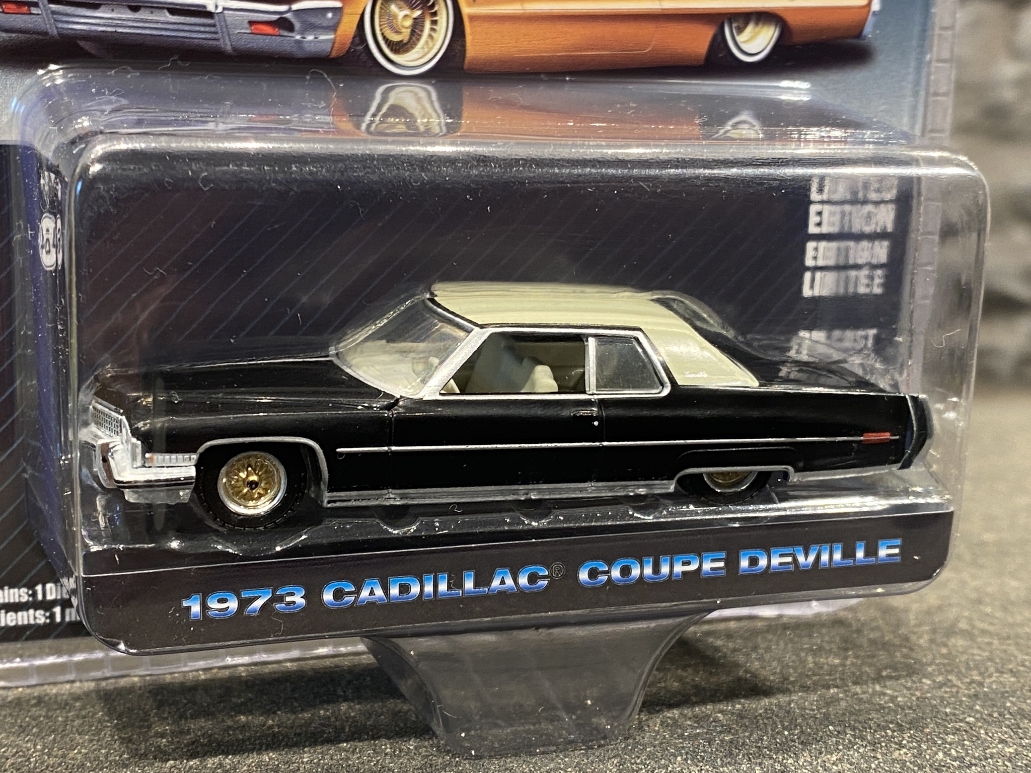 Skala 1/64 Cadillac Coupe DeVille 73' "California LowRiders" svart från Greenlight