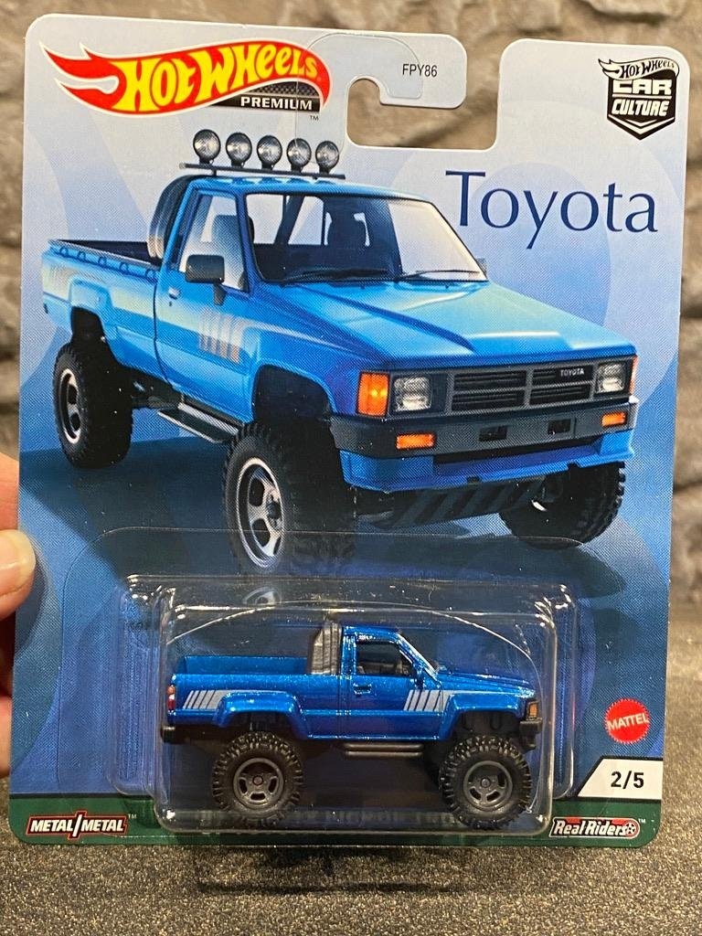 Skala 1/64 Hot Wheels PREMIUM - Toyota: Toyota Pickup truck 87'