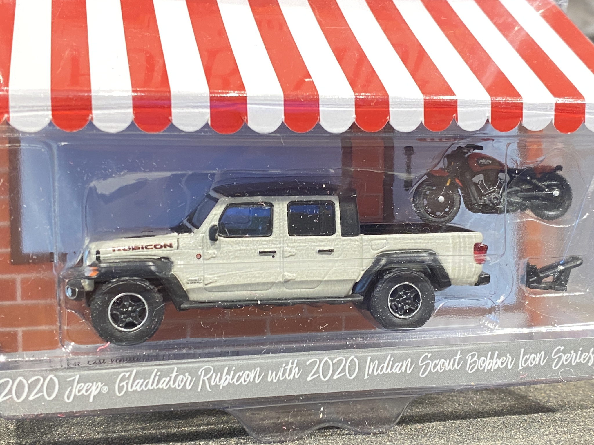 Skala 1/64 Jeep Gladiator Rubicon + Indian Scout 20' "Hobby Shop" fr Greenlight