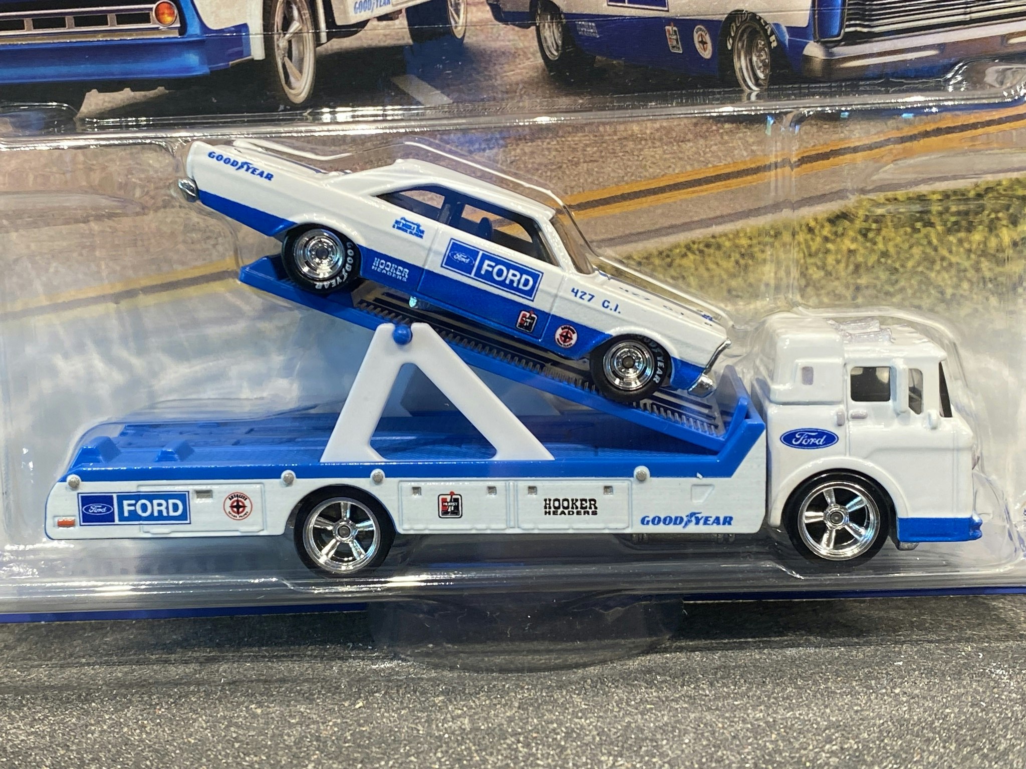 Skala 1/64 Hot Wheels PREMIUM Team Transport: Ford Galaxie 65' + Ford C-800