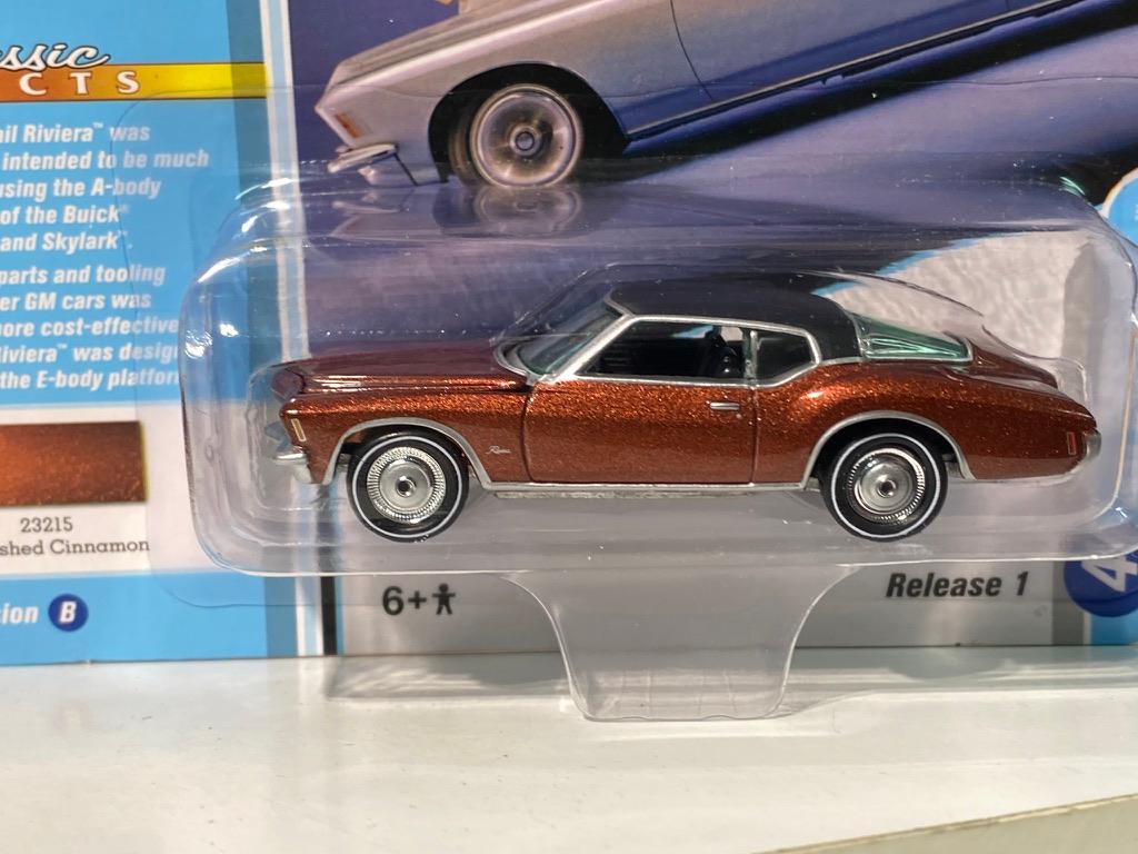 Skala 1/64 Buick Riviera 71' f Johnny Lightning