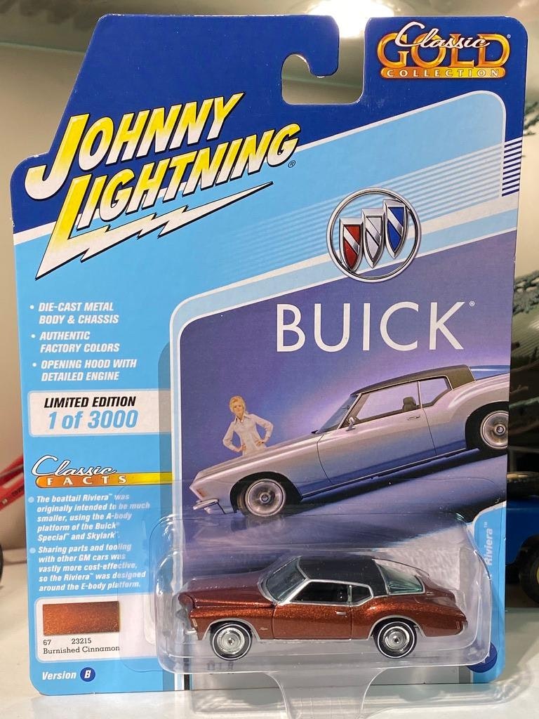 Skala 1/64 Buick Riviera 71' f Johnny Lightning