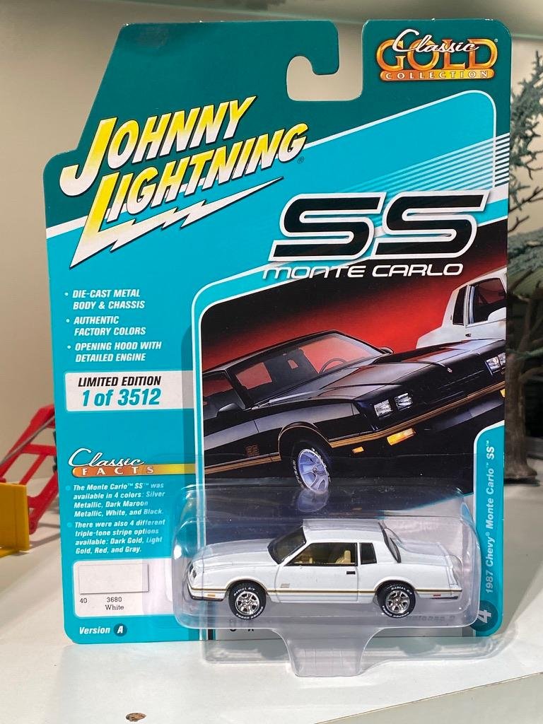 Skala 1/64 Chevy Monte Carlo SS 87' f Johnny Lightning
