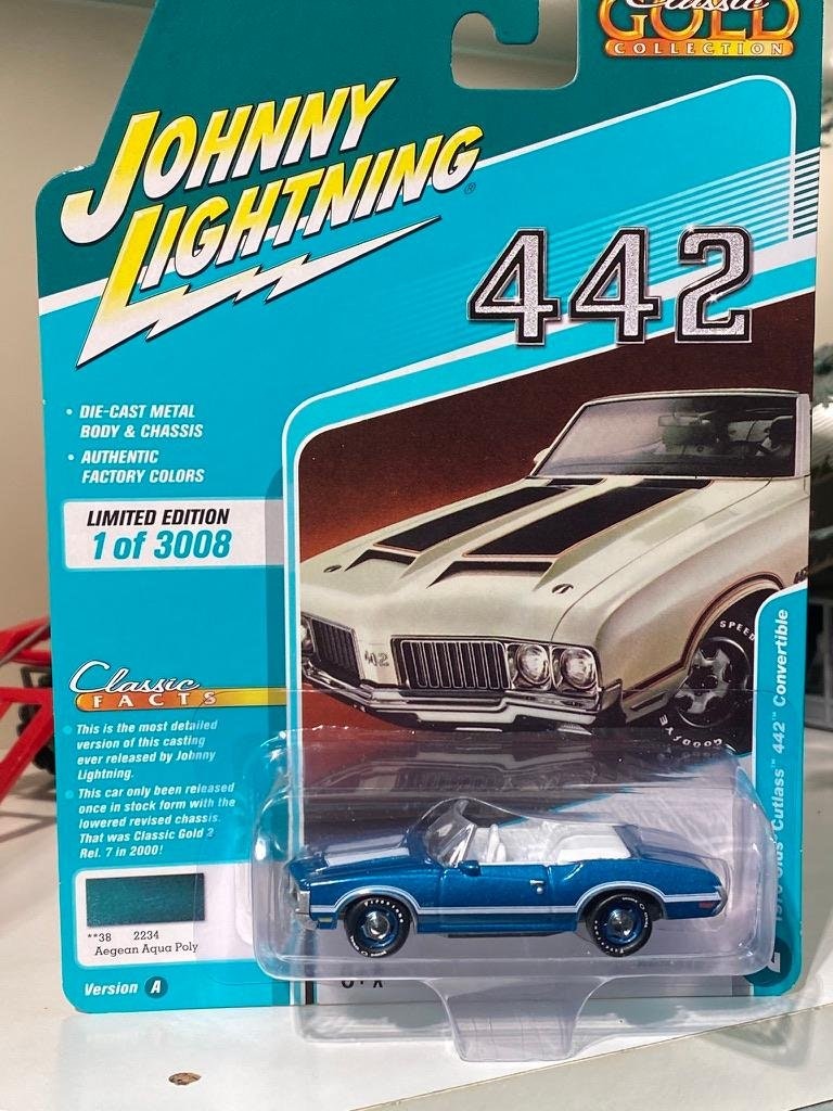 Skala 1/64 Oldsmobile Cutlass 442 Convertable 70'' f Johnny Lightning