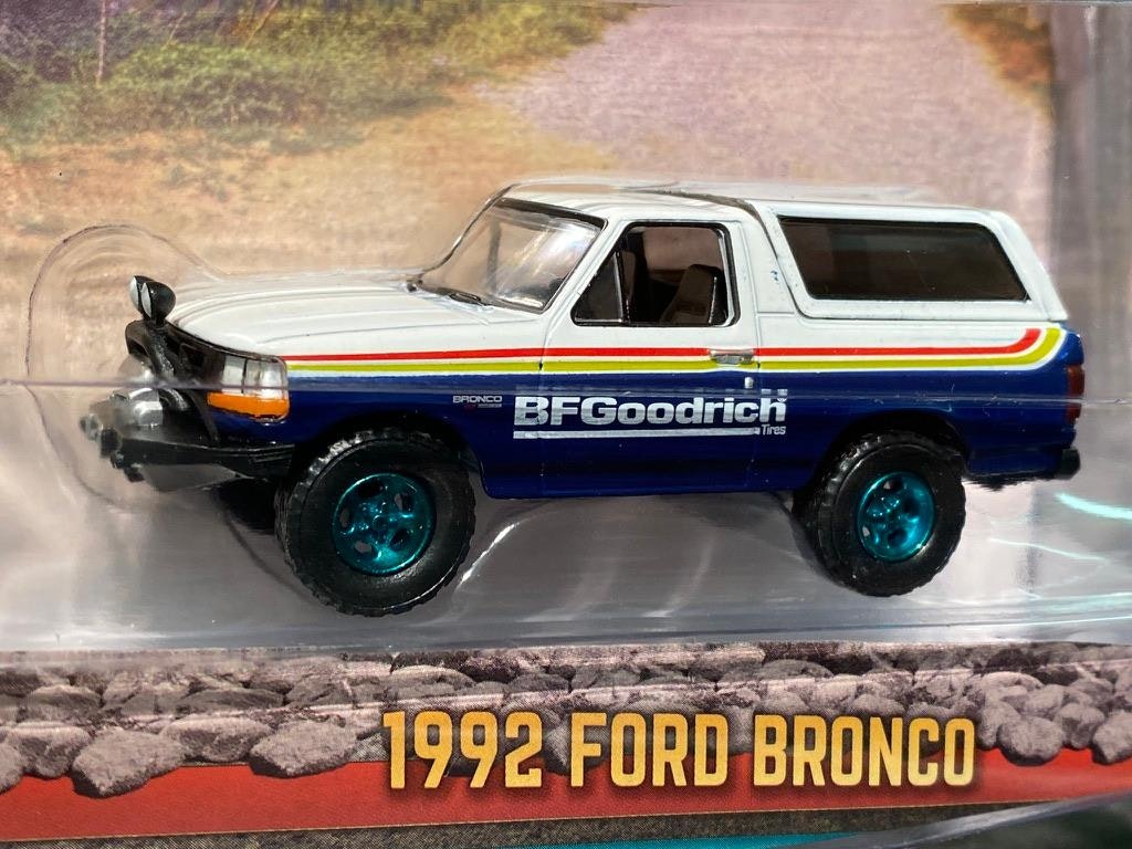 Skala 1/64 Ford Bronco 92' BF Goodrich "All-Terrain" från Greenlight, Green Ed