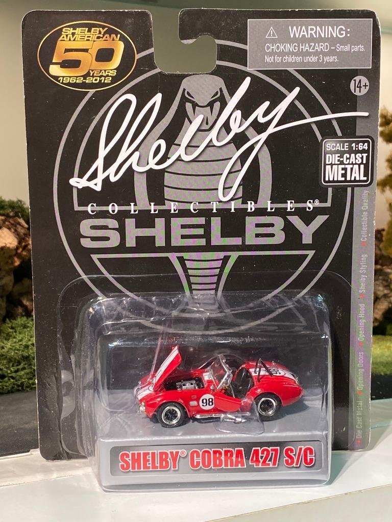 Skala 1/64 Shelby Cobra 427 S/C, röd m stripes fr Shelby Collectables