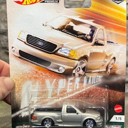 Skala 1/64 Hot Wheels PREMIUM: FORD F-150 SVT LIGHTNING 99'