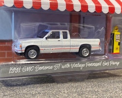 Skala 1/64 GMC Sonoma ST med bensinpump "The hobby shop ser.12" från Greenlight