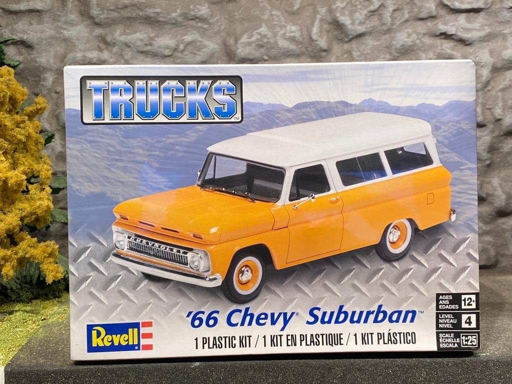 Skala 1/25 Chevy Suburban 66' fr Revell TRUCKS