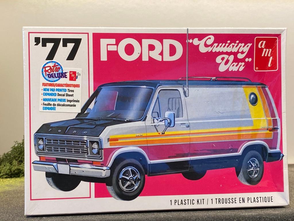 Skala 1/25, Ford Cruising Van 77' från AMT