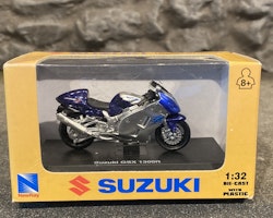 Skala 1/32 Suzuki GSX 1300R Motorcykel från New Ray