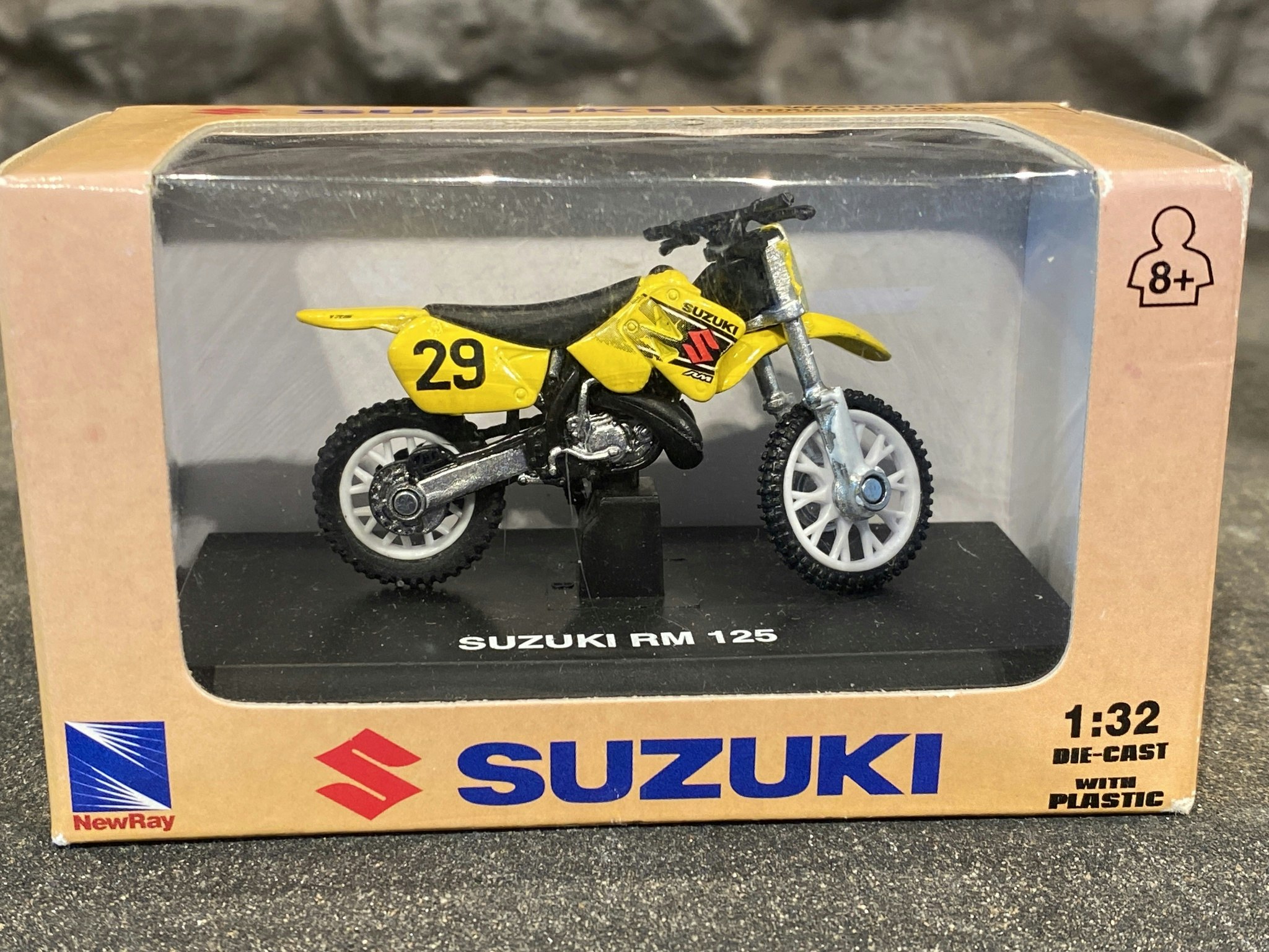 Skala 1/32 Suzuki RM 125 Motorcykel från New Ray