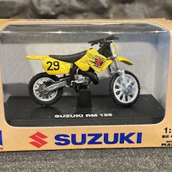 Skala 1/32 Suzuki RM 125 Motorcykel från New Ray